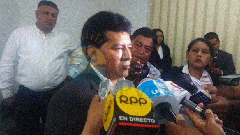 Ernesto Flores Vílchez en conferencia de prensa